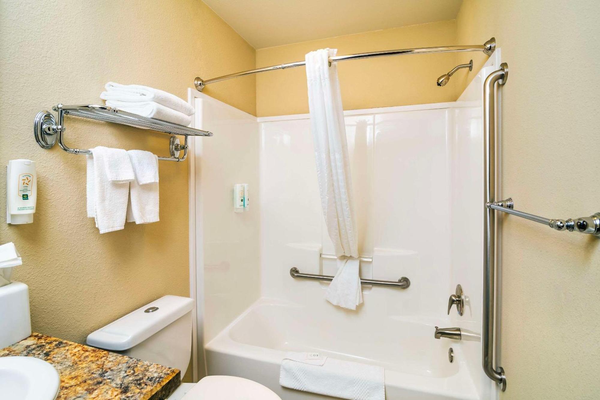 Quality Inn & Suites Moose Jaw Dış mekan fotoğraf